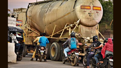 Despite several complaints to the traffic police department, they have failed to take any action, claim residents. (MAHENDRA KOLHE/HT PHOTO)