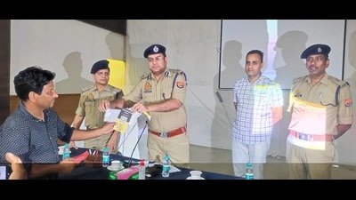 JCP (L&O) UK Agarwal distributing stickers to e-rickshaw driver on Tuesday (HT Photo) JCP (L&O) UK Agarwal distributing stickers to e-rickshaw driver on Tuesday (HT Photo)