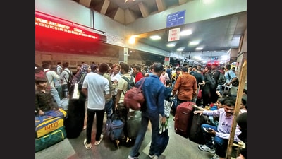 Many long-distance trains departing from Pune such as the Pune-Gorakhpur Express, Pune Humsafar Express and other trains have been delayed. (MAHENDRA KOLHE/ HT PHOTO) Many long-distance trains departing from Pune such as the Pune-Gorakhpur Express, Pune Humsafar Express and other trains have been delayed. (MAHENDRA KOLHE/ HT PHOTO)