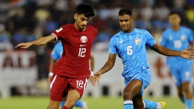 Qatar's Nabil Irfan in action with India's Jay Gupta (REUTERS)