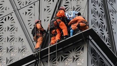 TOPSHOT - Firefighters intercept Polish climber Marcin Banot (2nd-R) as he climbed a building in Puerto Madero wearing an Argentina national football team jersey with Lionel Messi's number 10 in Buenos Aires on June 11, 2024. (Photo by LUIS ROBAYO / AFP) (AFP) TOPSHOT - Firefighters intercept Polish climber Marcin Banot (2nd-R) as he climbed a building in Puerto Madero wearing an Argentina national football team jersey with Lionel Messi's number 10 in Buenos Aires on June 11, 2024. (Photo by LUIS ROBAYO / AFP) (AFP)