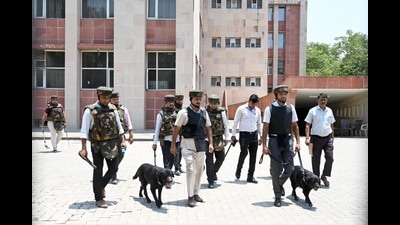 Teams from the bomb detection squad, bomb disposal unit, mobile forensic unit, civil defence, Chandigarh Police, fire wing and a dog squad inspected the building and found nothing suspicious. (Ravi Kumar/HT) Teams from the bomb detection squad, bomb disposal unit, mobile forensic unit, civil defence, Chandigarh Police, fire wing and a dog squad inspected the building and found nothing suspicious. (Ravi Kumar/HT)