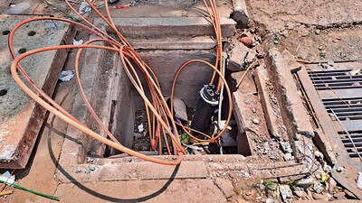 When road department officials came to know that an internet service provider contractor staff reconnected cables in the Sinhagad road area, they rushed to the spot and again cut the cables. (MAHENDRA KOLHE/ HT) When road department officials came to know that an internet service provider contractor staff reconnected cables in the Sinhagad road area, they rushed to the spot and again cut the cables. (MAHENDRA KOLHE/ HT)
