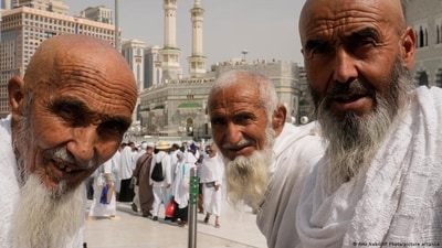 Elderly pilgrims are particularly vulnerable to higher temperatures like the ones expected in the heat wave during the upcoming Hajj. (DW/Amr Nabil/AP Photo/picture alliance) Elderly pilgrims are particularly vulnerable to higher temperatures like the ones expected in the heat wave during the upcoming Hajj. (DW/Amr Nabil/AP Photo/picture alliance)