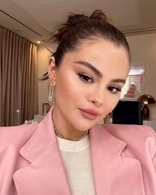 Selena Gomez rocks a subtle sunset blush with glossy lips (Photo: Instagram) Selena Gomez rocks a subtle sunset blush with glossy lips (Photo: Instagram)