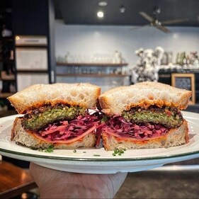 Falafel sandwich (Instagram) Falafel sandwich (Instagram)