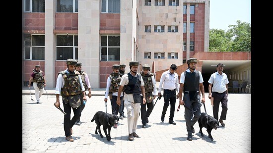 Teams from the bomb detection squad, bomb disposal unit, mobile forensic unit, civil defence, Chandigarh Police, fire wing and a dog squad inspected the building and found nothing suspicious. (Ravi Kumar/HT)