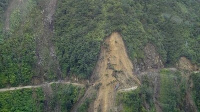 Debris from the landslides blocked and damaged NH-10, the lifeline between Sikkim and West Bengal’s Kalimpong. (File Photo) (HT_PRINT)