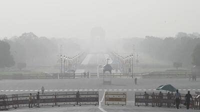 Dust seen in the air on Kartavya Path in New Delhi. (Arvind Yadav/HT Photo) Dust seen in the air on Kartavya Path in New Delhi. (Arvind Yadav/HT Photo)