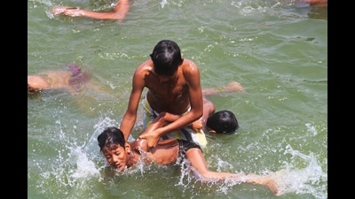 Kids and youngsters splashing in the Ganga to beat the summer heat (Rajesh Kumar/HT)
