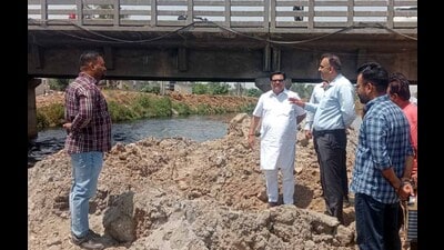 MC chief Sandeep Rishi reviewing the monsoon preparedness around Buddha Nullah in Ludhiana on Thursday. (HT Photo)
