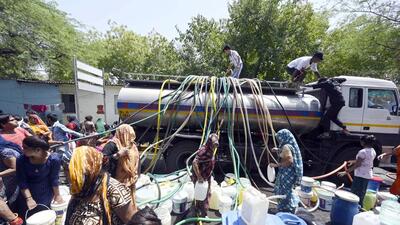 Residents of Vivekanand Camp filling water from a water tanker supply at Chanakyapur on Wednesday. (Sanjeev Verma/HT) Residents of Vivekanand Camp filling water from a water tanker supply at Chanakyapur on Wednesday. (Sanjeev Verma/HT)