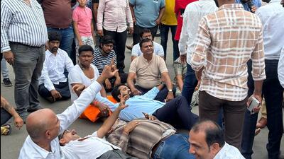 The citizens held a ‘rasta roko’ at Gangadham Chowk from 8 am to 10.30 am on Thursday. Officers of the Pune Municipal Corporation (PMC) and traffic police were present on the occasion. (MAHENDRA KOLHE/HT PHOTO)