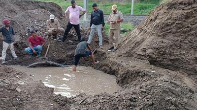 The railway department is currently laying a new railway line in Bijlinagar using a JCB for excavation. They were informed about MSEDCL’s underground Chakan 22 KV power line in the area, but the line was cut in the last three days due to negligence. (HT PHOTO) The railway department is currently laying a new railway line in Bijlinagar using a JCB for excavation. They were informed about MSEDCL’s underground Chakan 22 KV power line in the area, but the line was cut in the last three days due to negligence. (HT PHOTO)