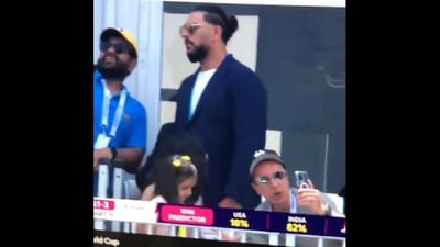 Yuvraj Singh posing for a selfie during India vs United States match on June 12. (X/@UsamaProfessor) Yuvraj Singh posing for a selfie during India vs United States match on June 12. (X/@UsamaProfessor)