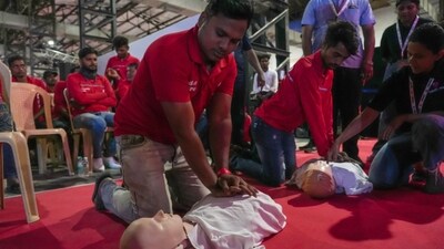 Mumbai: A Zomato delivery partner practising CPR technique on a dummy. (X/@deepigoyal) Mumbai: A Zomato delivery partner practising CPR technique on a dummy. (X/@deepigoyal)