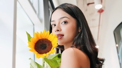Nitanshi Goel, who played the lovely Phool in Kiran Rao's Laapataa Ladies has turned 17. To mark her special day, Nitanshi shared pictures from a sunshine-y photoshoot. Nitanshi Goel, who played the lovely Phool in Kiran Rao's Laapataa Ladies has turned 17. To mark her special day, Nitanshi shared pictures from a sunshine-y photoshoot.
