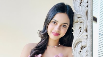 Laapata Ladies also marks the debut of Sparsh Shrivastav and Pratibha Ranta. The film features Chhaaya Kadam, Ravi Kishan and others in crucial roles. Laapata Ladies also marks the debut of Sparsh Shrivastav and Pratibha Ranta. The film features Chhaaya Kadam, Ravi Kishan and others in crucial roles.