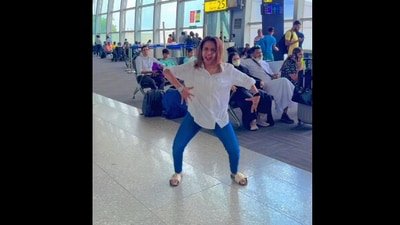 Many onlookers were surprised to see the woman dancing at the airport. (Instagram/@SaheliRudra) Many onlookers were surprised to see the woman dancing at the airport. (Instagram/@SaheliRudra)