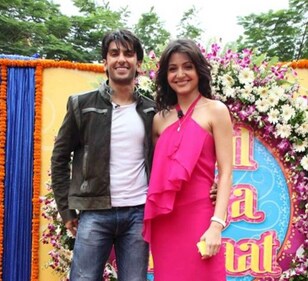 Ranveer Singh and Anushka Sharma at a press conference for Band Baaja Baraat. Ranveer Singh and Anushka Sharma at a press conference for Band Baaja Baraat.