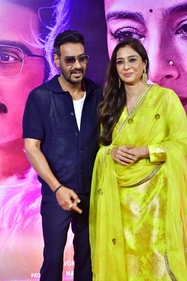 Ajay Devgn and Tabu at the trailer launch for Auron Mein Kahan Dum Tha