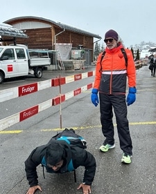 Another fan gets on all fours to do the exercise (Instagram)
