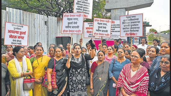 Residents of Nehru Nagar Kurla stage the protest against the state government's decision to hand over 8.5 hectares of Kurla Dairyland to Adani`s Dharavi Redevelopment project. (Raju Shinde/HT Photo)