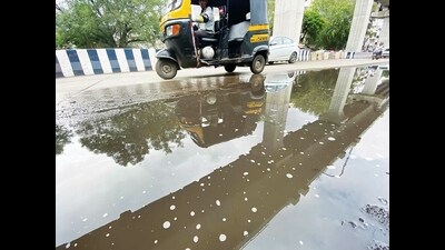 Based on recommendations by the drainage department, the road department issued a circular on Friday underlining the need for opening in dividers. (MAHENDRA KOLHE/ HT PHOTO) Based on recommendations by the drainage department, the road department issued a circular on Friday underlining the need for opening in dividers. (MAHENDRA KOLHE/ HT PHOTO)
