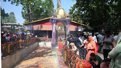 Devotees offering prayers during the Kheer Bhawani Mela at Tulmulla. (Waseem Andrabi /HT) Devotees offering prayers during the Kheer Bhawani Mela at Tulmulla. (Waseem Andrabi /HT)