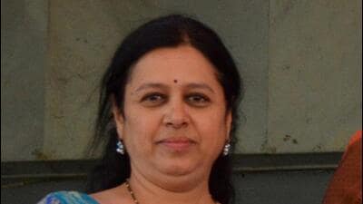 Given the recent surge in fatal accidents in the city, Rajya Sabha MP Medha Kulkarni (in pic) has urged home minister Devendra Fadnavis to call a review meeting. (HT)