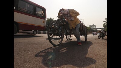 Most people with heat-related illnesses complain of dehydration, abdominal pain, diarrhoea, vomiting and high-grade fever, which resulted in weakness, said doctors. (Deepak Gupta/HT) Most people with heat-related illnesses complain of dehydration, abdominal pain, diarrhoea, vomiting and high-grade fever, which resulted in weakness, said doctors. (Deepak Gupta/HT)