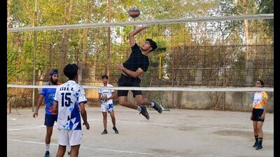 Volleyball players in action at Guru Nanak Stadium in Ludhiana on Friday. (Manish/HT) Volleyball players in action at Guru Nanak Stadium in Ludhiana on Friday. (Manish/HT)
