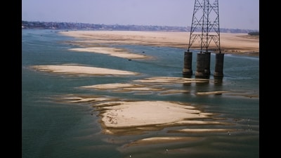 With temperatures crossing 46°C, the water level of the Ganga is receding. Dry patches have emerged mid-stream at Samne Ghat, Varanasi, as seen on Friday. (Rajesh Kumar/ HT)
