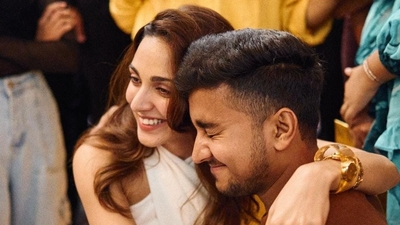 Kiara was seen hugging her fans and interacting with them. The actor looked radiant in a cream-white pantsuit. 