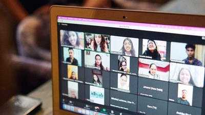 Not all fans were available to meet Kiara in-person. So many of them joined online through a zoom call, as seen in this picture. 