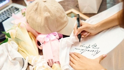 Kiara also signed t-shirts for fans, and received many bouquet of flowers for the special day. 