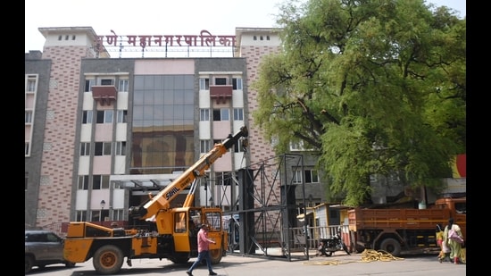 According to Shirole, the PMC knew even before the model code of conduct came into being ahead of the Lok Sabha (LS) elections that the lift duct was too narrow for a standard lift to fit. (HT PHOTO)
