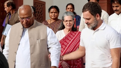 Mallikarjun Kharge with Sonia Gandhi and Rahul Gandhi. (Hindustan Times) Mallikarjun Kharge with Sonia Gandhi and Rahul Gandhi. (Hindustan Times)