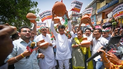 Delhi Congress prisdent Devender Yadav during the 'matka phod' protest in New Delhi. (Sanchit Khanna/Hindustan Times) Delhi Congress prisdent Devender Yadav during the 'matka phod' protest in New Delhi. (Sanchit Khanna/Hindustan Times)
