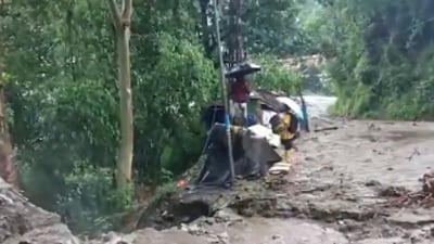 Massive landslides triggered by incessant rainfalls has left over 1,200 tourists stranded in Sikkim (Twitter/ video screengrab) Massive landslides triggered by incessant rainfalls has left over 1,200 tourists stranded in Sikkim (Twitter/ video screengrab)