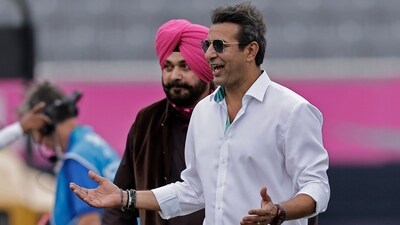 Former cricketers Wasim Akram of Pakistan, right, and Navjot Singh Sidhu of India (PTI) Former cricketers Wasim Akram of Pakistan, right, and Navjot Singh Sidhu of India (PTI)