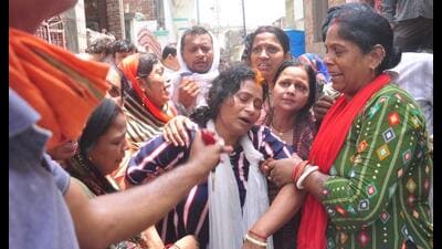 The wailing kin of Jairam Gupta who was among those killed in the Kuwait fire tragedy on June 12. (Sourced)
