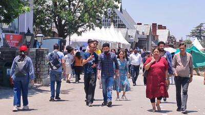 Tourists taking a stroll on The Ridge, Shimla. (Deepak Sansta/HT) Tourists taking a stroll on The Ridge, Shimla. (Deepak Sansta/HT)