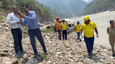 Uttarakhand accident: A tempo traveller, with 26 people onboard, fell into a deep gorge near Badrinath Highway in Rudraprayag. (HT photo) Uttarakhand accident: A tempo traveller, with 26 people onboard, fell into a deep gorge near Badrinath Highway in Rudraprayag. (HT photo)