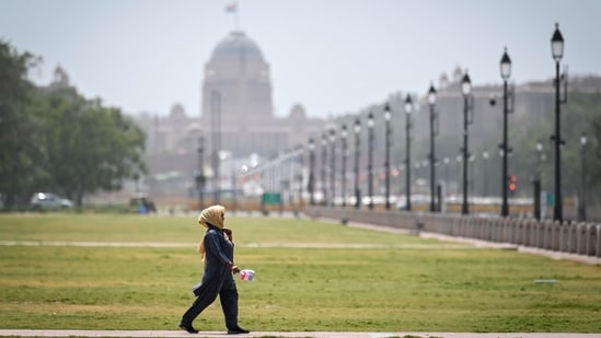 The MeT department said in its forecast that Delhi is likely to receive light rain and drizzle, accompanied by thunderstorms and gusty winds on Friday and Saturday. The MeT department said in its forecast that Delhi is likely to receive light rain and drizzle, accompanied by thunderstorms and gusty winds on Friday and Saturday.