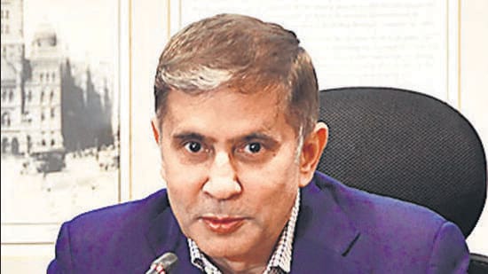 Mumbai, India – Mar 20, 2024: I. Q. Chahal handing over charges to newly appointed Municipal Commissioner Bhushan Gagrani at the BMC office, in Mumbai, India, on Wednesday, Mar 20, 2024. (Photo by Bhushan Koyande/HT Photo)