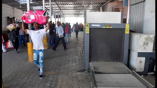 The station, with a daily footfall of 50,000 individuals and 200 trains running through it, sees regular smuggling of illicit substances. (Manish/HT)