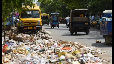 Garbage dumped on the roadside at Sector-11near SD High School in Gurugram. (Parveen Kumar/HT)