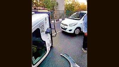 Officers said one of the police vehicles chasing the auto lost control and toppled after the stolen vehicle rammed it. (HT Photo) Officers said one of the police vehicles chasing the auto lost control and toppled after the stolen vehicle rammed it. (HT Photo)
