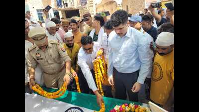 Officials paying their last respects to freedom fighter Mohd Maqsood Muazzam at his village in Prayagraj on Sunday. (HT) Officials paying their last respects to freedom fighter Mohd Maqsood Muazzam at his village in Prayagraj on Sunday. (HT)
